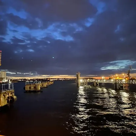 Dock 07 - Modernes 4 Sterne-ferienapartment Direkt Am Hafen 아파트 *